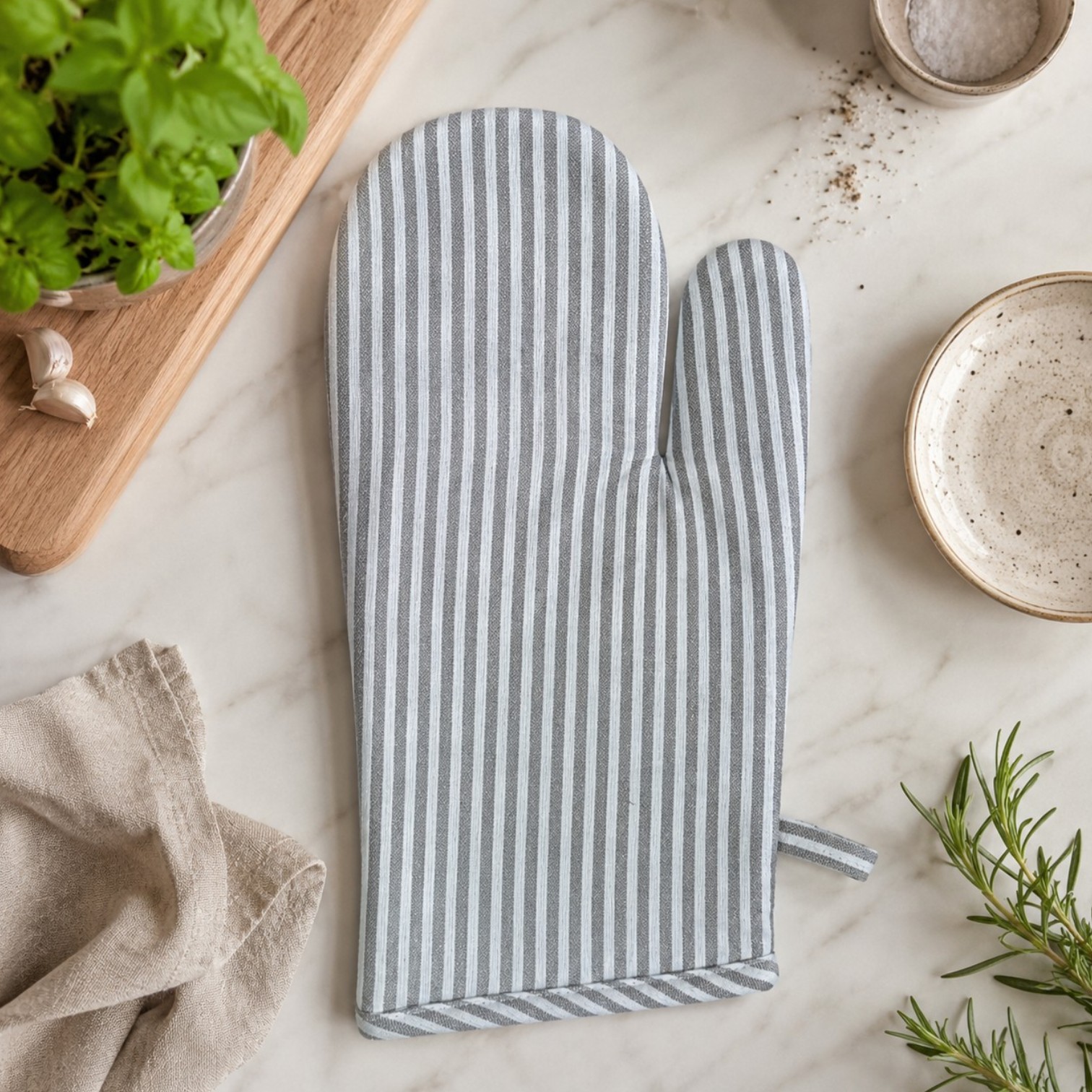 Classic Textiles of Sweden- Recycelter Ofenhandschuh Kamp in Grey Gestreift