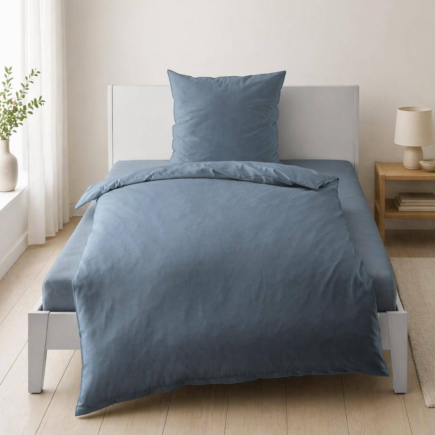 Bett mit Renforcé Bettwäsche Jeans Blau von Bierbaum Wohnen – moderne Baumwollbettwäsche im Schlafzimmer