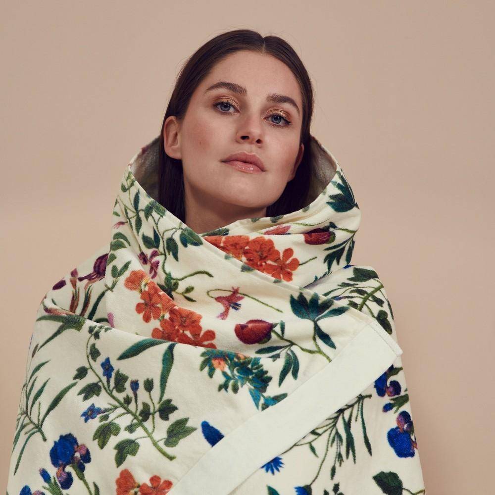 ESSENZA Marigold Vanilla mit floralem Muster als Badtextil am Model im Portrait