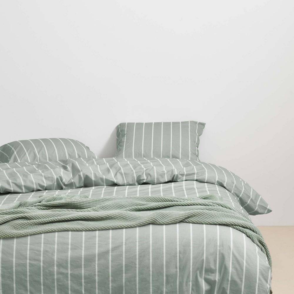 Marc O’Polo Plaid Nordic Knit Garden Green als Strickdecke auf Bett im Schlafzimmer