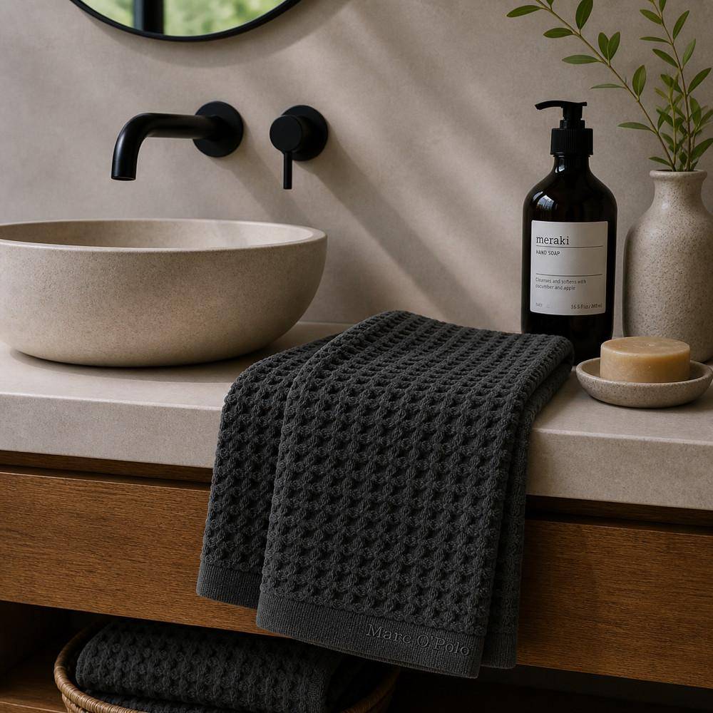 Marc O’Polo MOVA Handtuch Anthracite – Dunkles Waffelhandtuch am modernen Waschplatz
