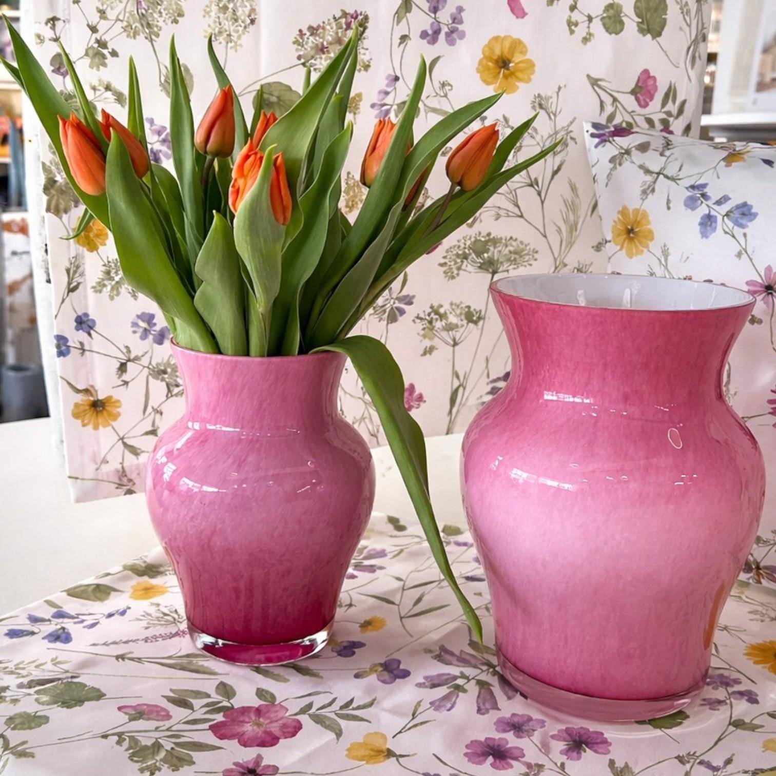 Paul Nagel Vase Viola himbeere – dekoratives Milieubild mit Blumen