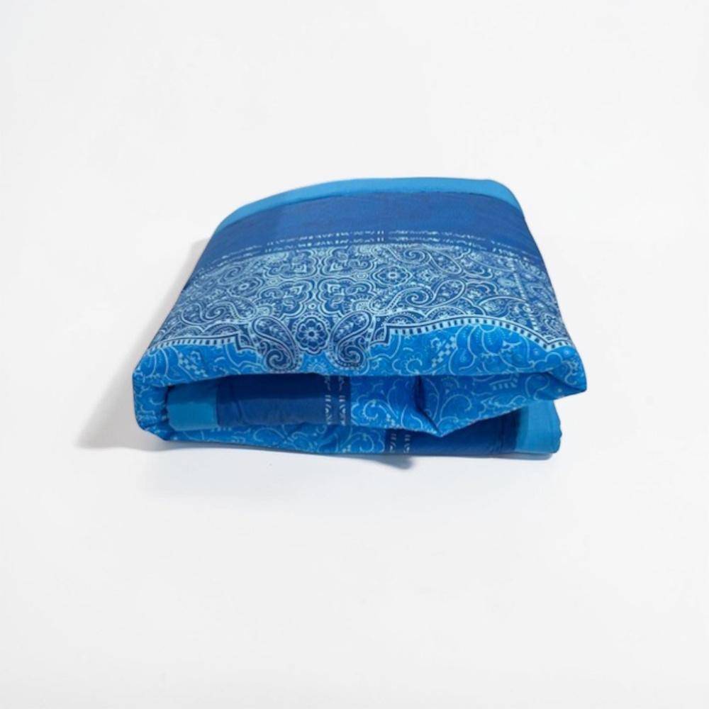 Bassetti Plaid Dolceaqua B1 mit fließenden Farbverläufen von Blau zu Türkis und dekorativem Paisley-Design