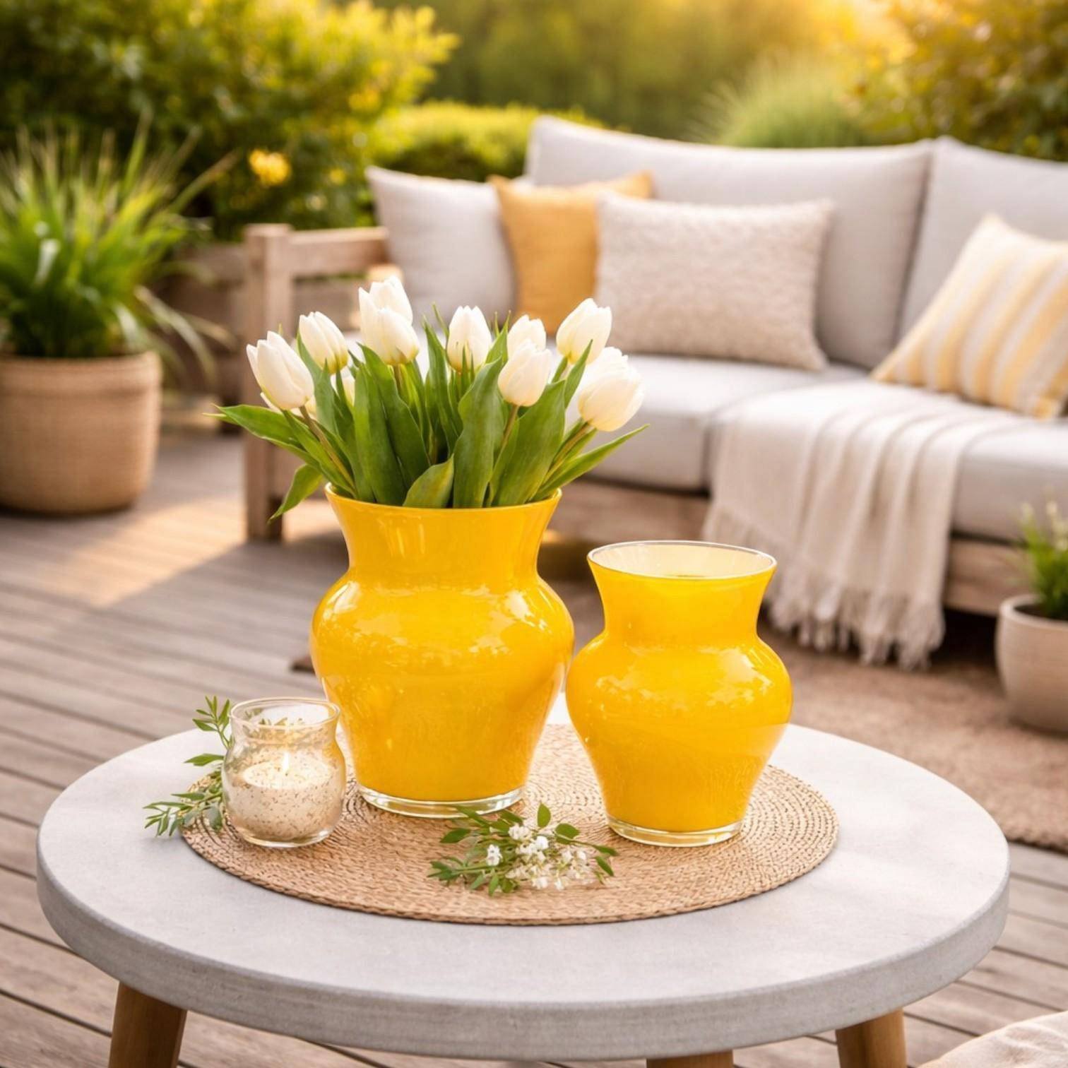 Paul Nagel Vase Viola gelb – stilvolles Milieubild im Garten