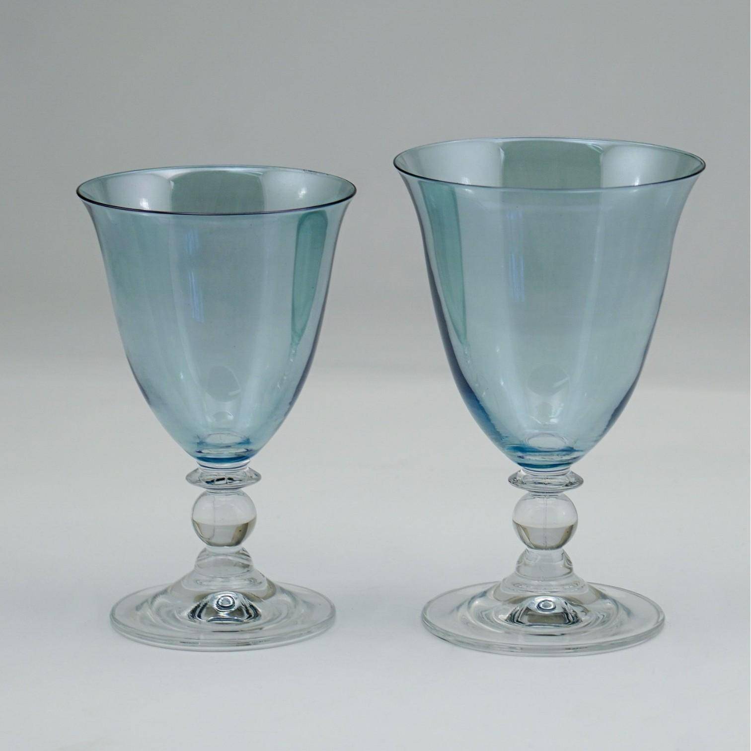 Paul Nagel Clara Weingläser blau aus irisierendem Kristallglas freigestellt im 2er Set