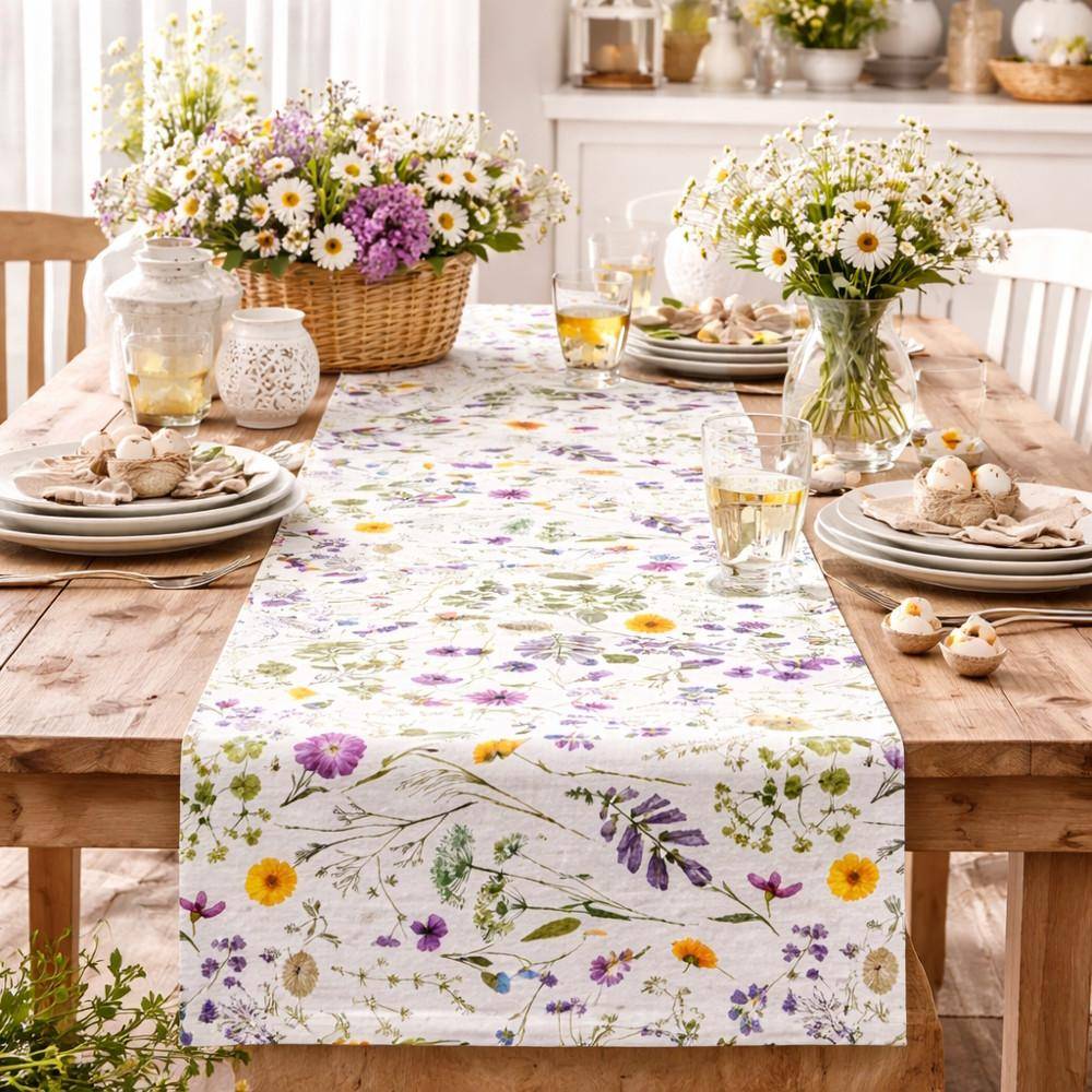 Sander Tischläufer Freya mit Blumenwiesen-Digitaldruck auf Holztisch mit Frühlingsdekoration im Landhausstil