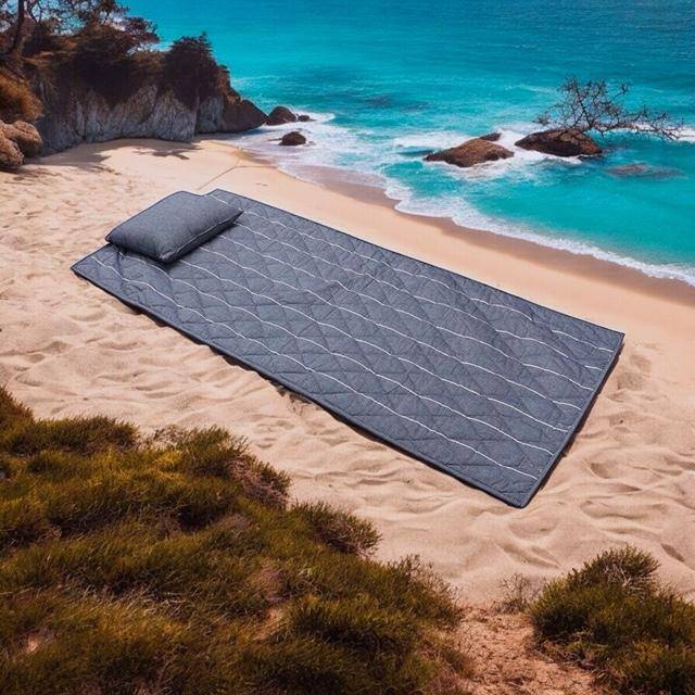 by Wille Gefütterte Strandmatte Alma mit Kissen in Navy/Weiß