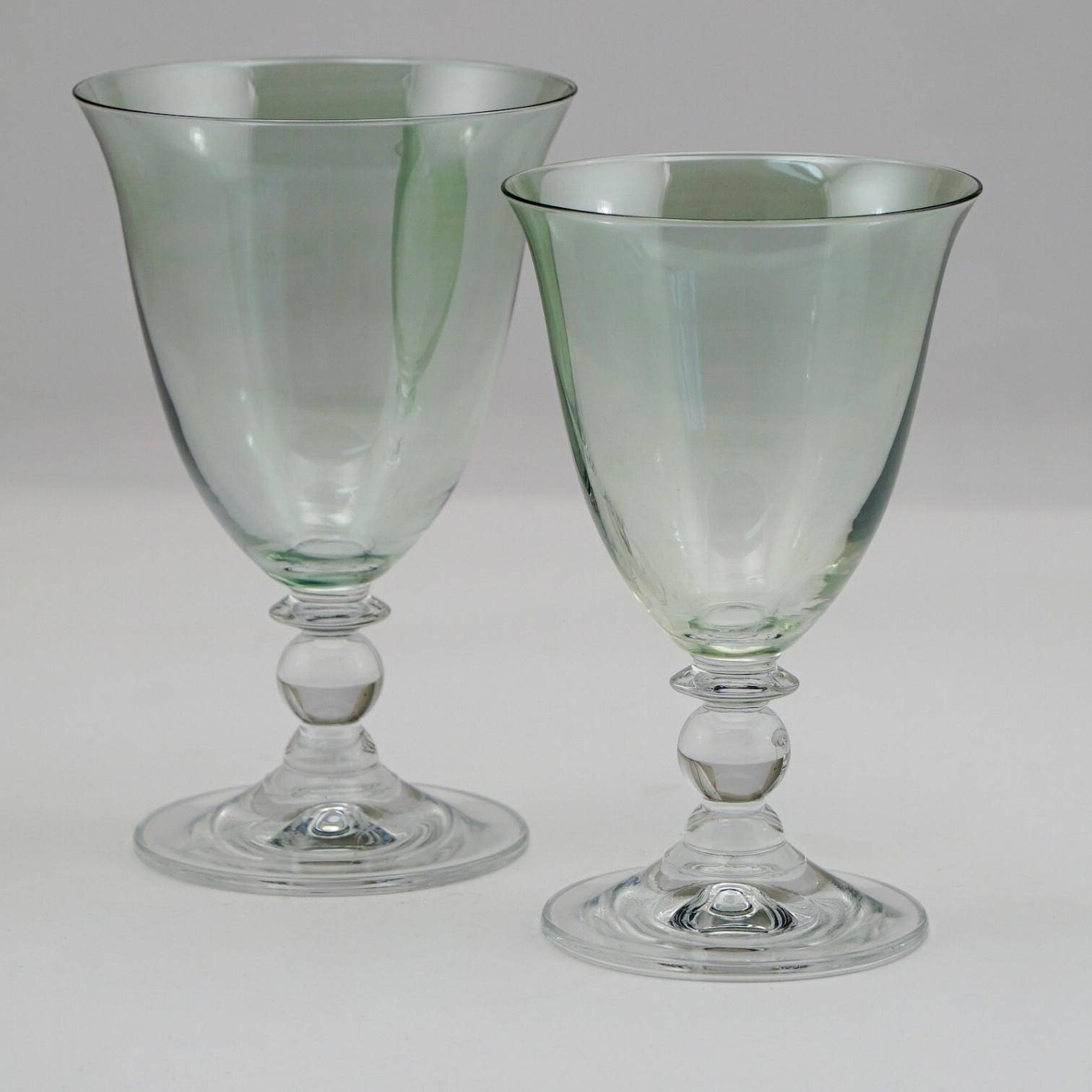 Paul Nagel Clara Weingläser grün aus irisierendem Kristallglas freigestellt im 2er Set