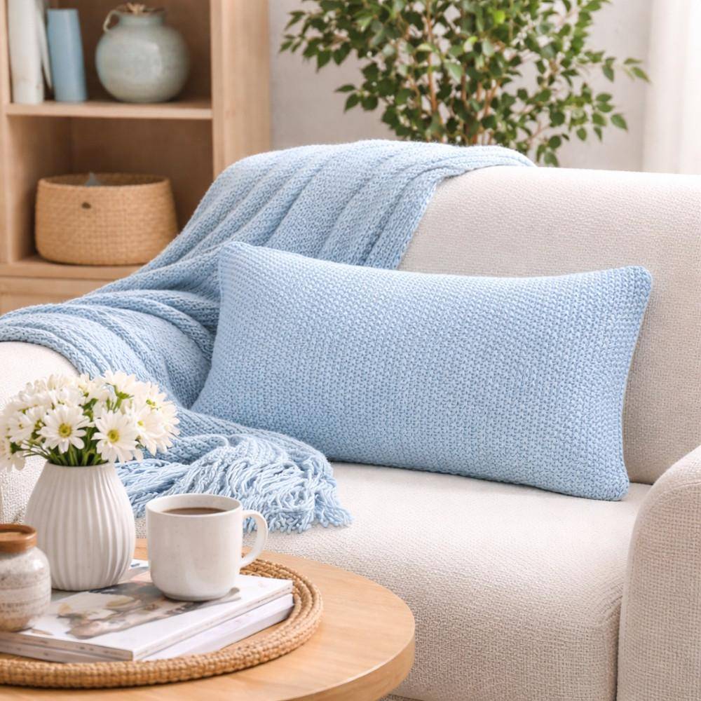 Marc O Polo Dekokissen Nordic Knit Calm Blue auf Sofa im Wohnzimmer mit Strickdecke und Wohnaccessoires im skandinavischen Stil