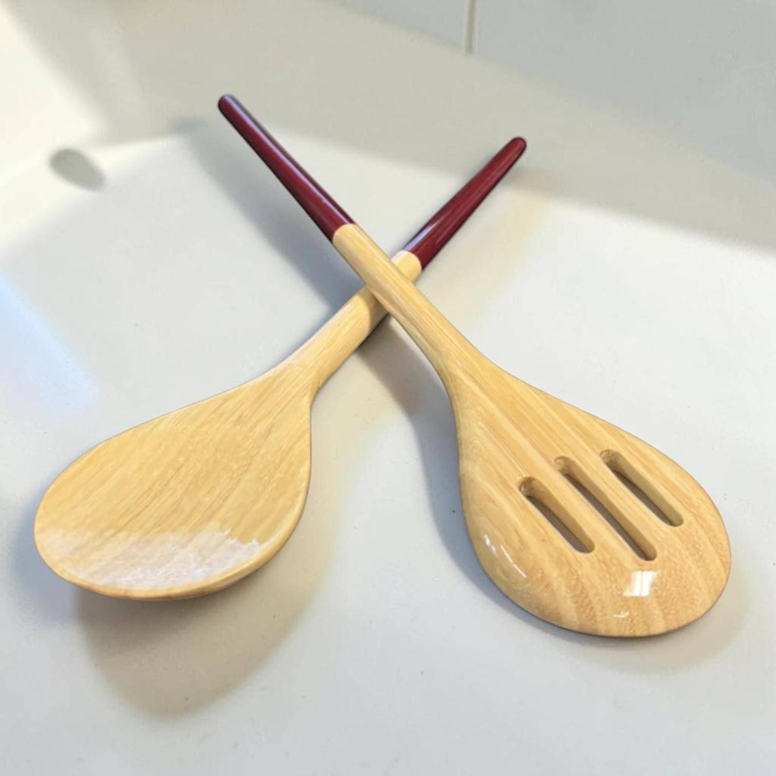 Superleichtes Albert L. Bambus-Salatbesteck in Rot, naturfarbene Holzoptik, Löffel & Gabel, ca. 32,5 cm