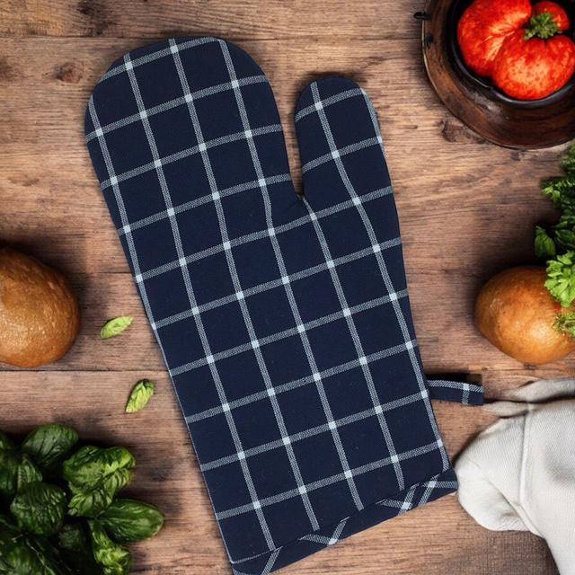 Classic Textiles of Sweden- Recycelter Ofenhandschuh Kamp in Navy Kariert