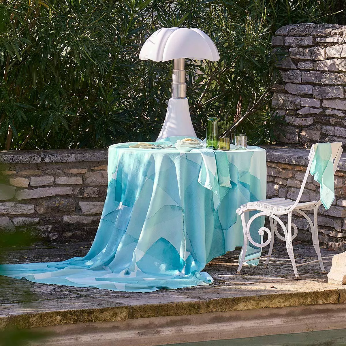 Garnier Thiebaut Tischdecke Aqua Mineral Halbleinen mit modernem Aquarell-Design in Türkis und Blau auf stilvoll gedecktem Tisch