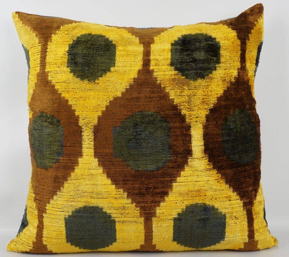 Quadratische Kissenhülle 50 x 50 cm mit grafischem Girlanden-Muster in Senf, Braun und Oliv, Oberseite aus 100 % Seide