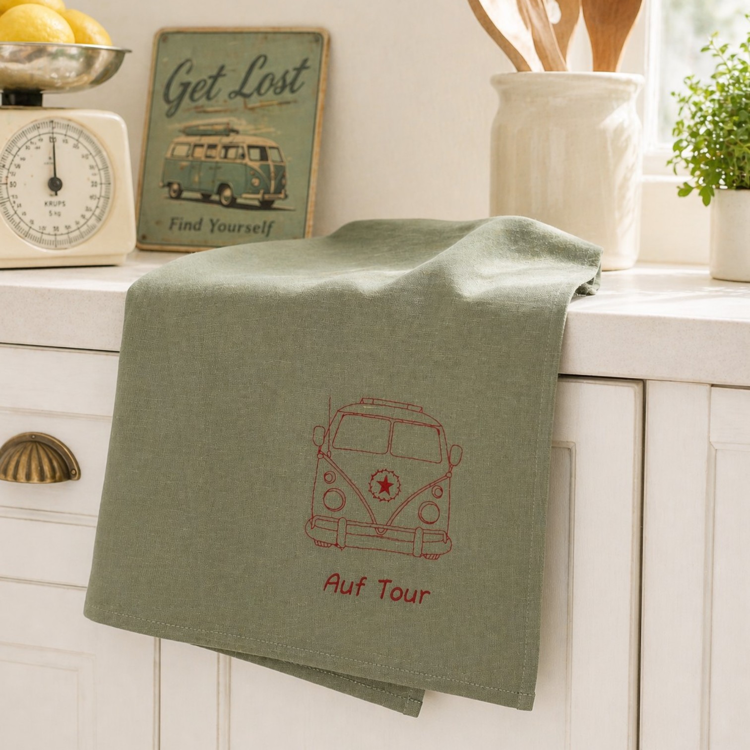Geschirrtuch Bulli Auf Tour in Salbei aus Halbleinen von Kracht mit roter Stickerei in moderner Küche dekorativ drapiert