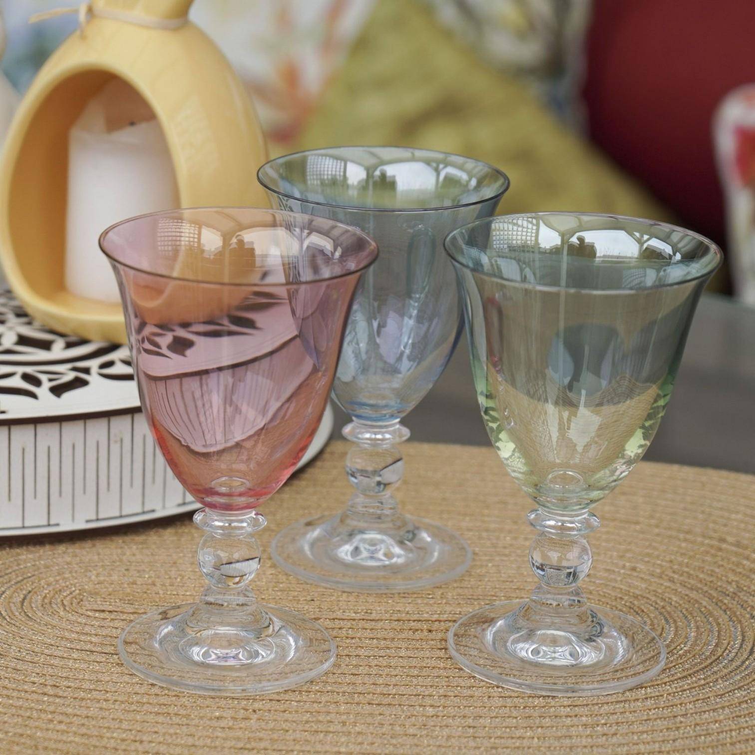 Paul Nagel Clara Weingläser in rosa, grün und blau aus irisierendem Kristallglas auf dekorativem Tisch