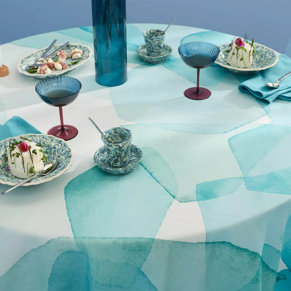 Abstraktes Aquarellmuster der Garnier Thiebaut Tischdecke Aqua Mineral in Türkis- und Blautönen