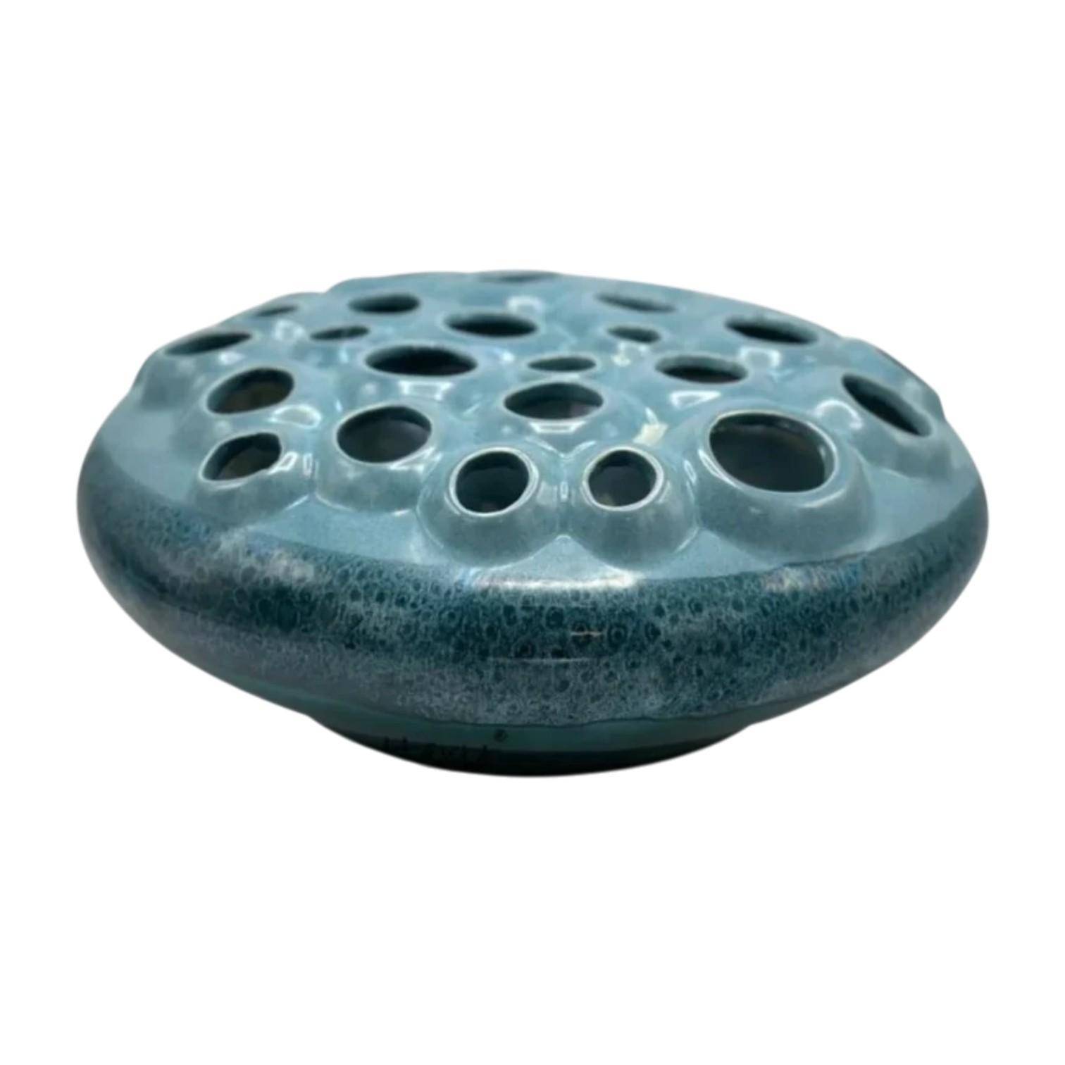 Luimes Vase in Blau, flache runde Form mit strukturierter Oberfläche und mehreren Öffnungen, Ø 34 cm, Höhe 15 cm  