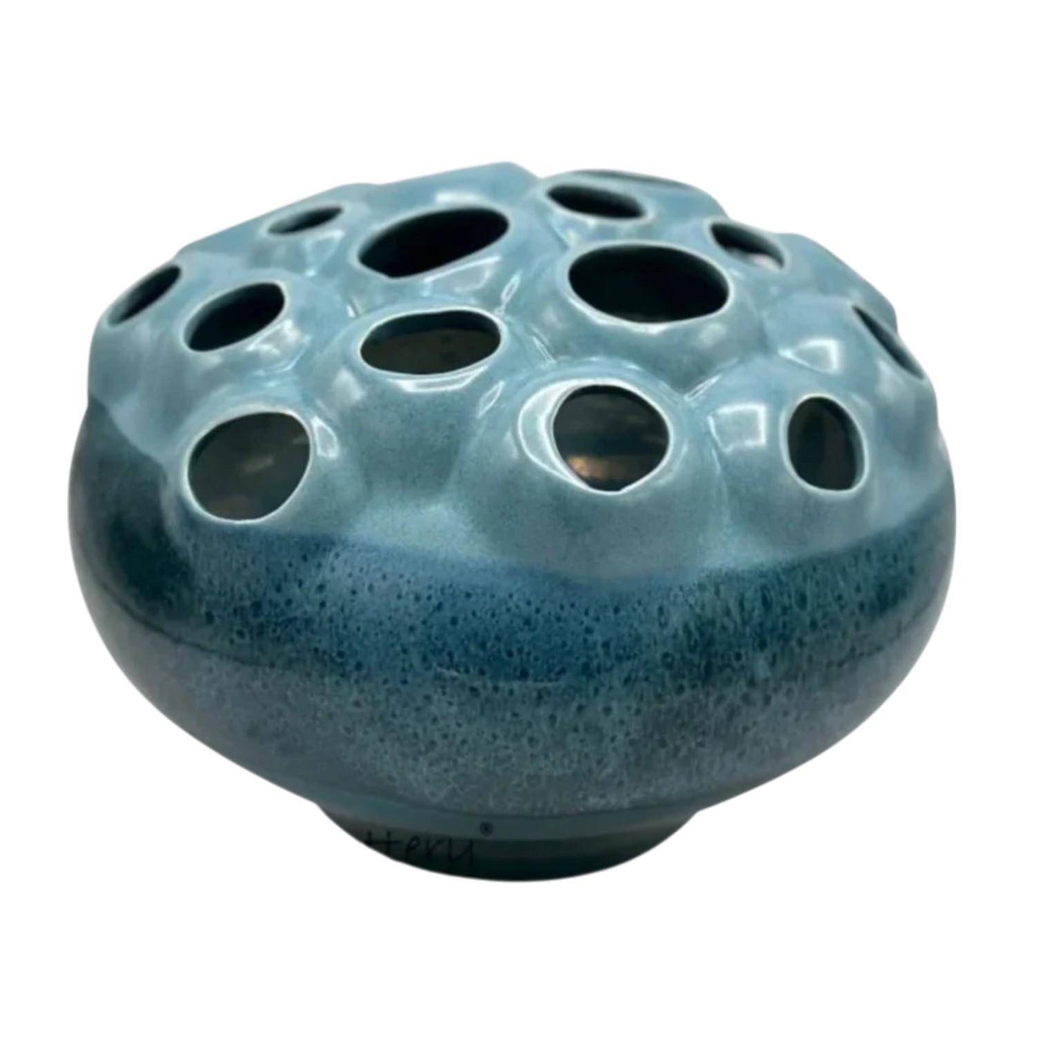 Luimes Vase in Blau, flache runde Form mit strukturierter Oberfläche und mehreren Öffnungen, Ø 30 cm, Höhe 22 cm  