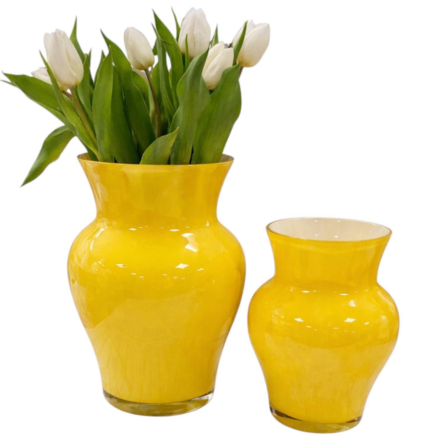 Paul Nagel Vase Viola gelb klein und groß mundgeblasen aus Glas mit weißen Tulpen – handgefertigte Designvasen