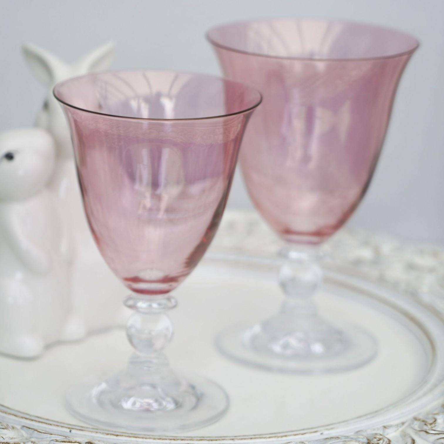 Paul Nagel Clara Weingläser rosa aus irisierendem Kristallglas auf Tablett dekoriert