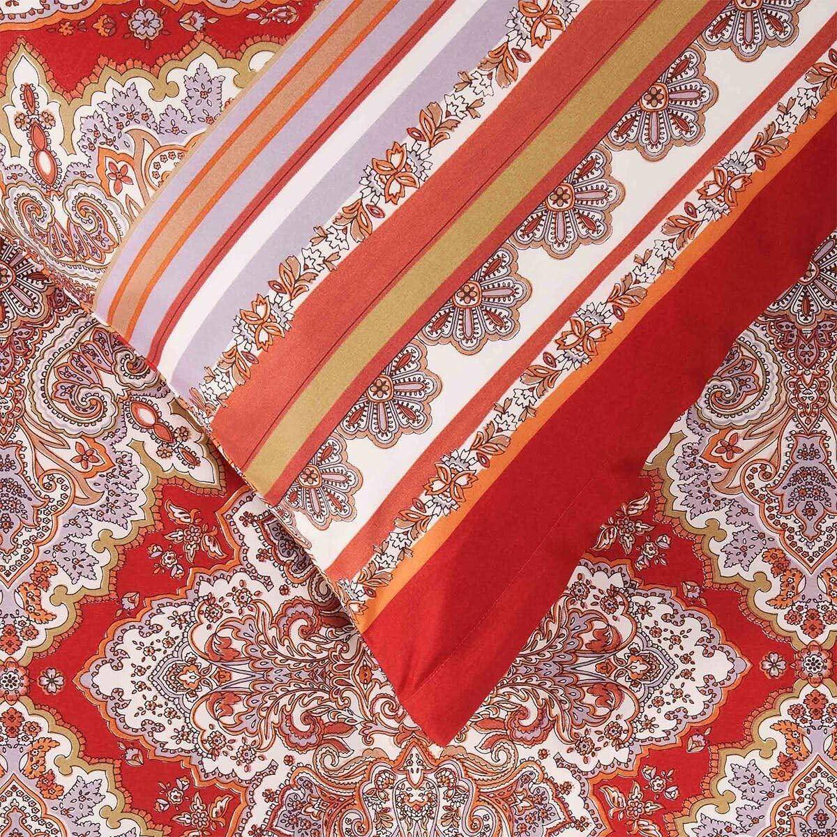 Detailansicht -Bassetti Marechiaro Bettwäsche in Rot mit italienischem Ornament- und Paisley-Muster aus Mako-Satin