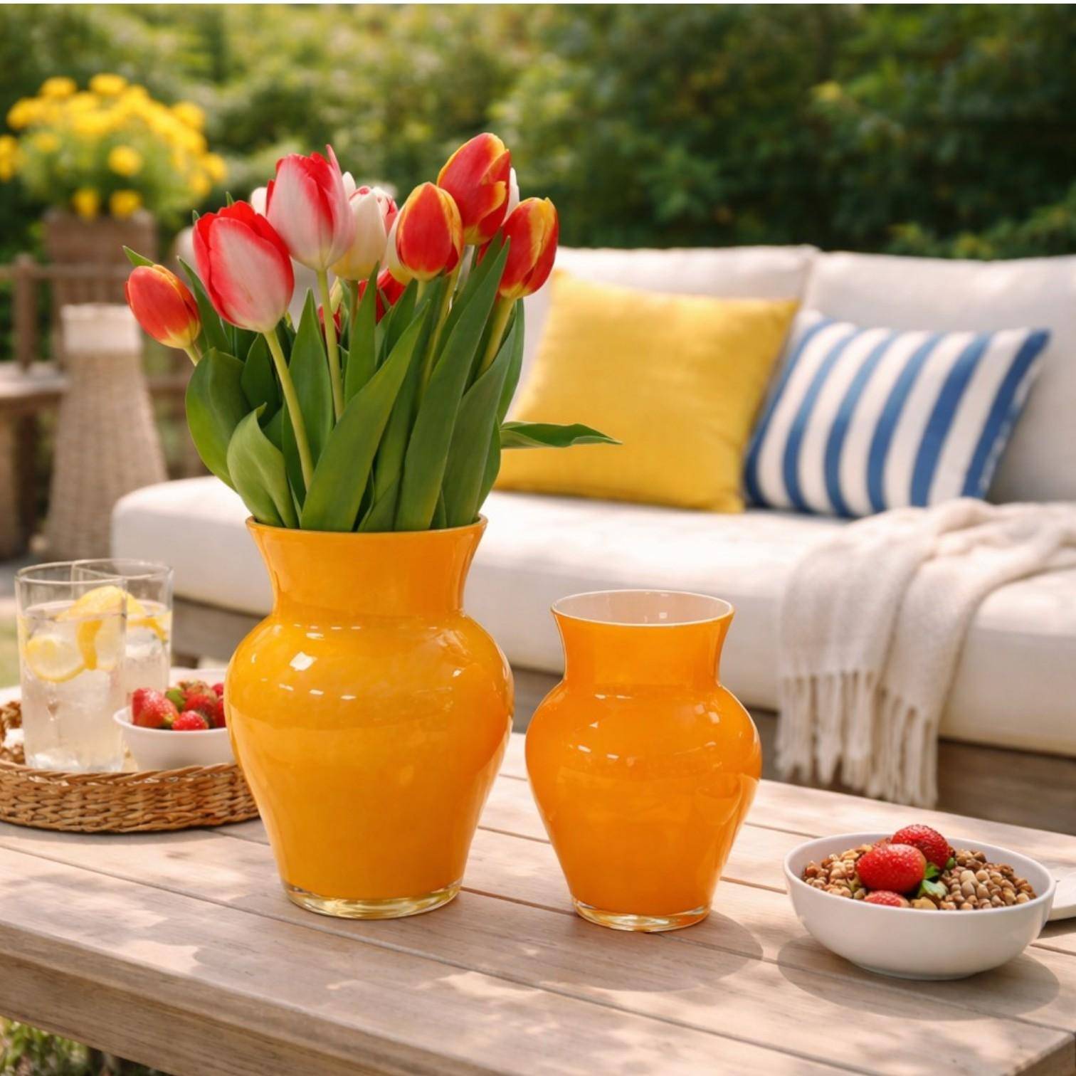 Paul Nagel Vase Viola orange mundgeblasen im Garten mit Tulpen auf Holztisch – modernes Landhaus Ambiente