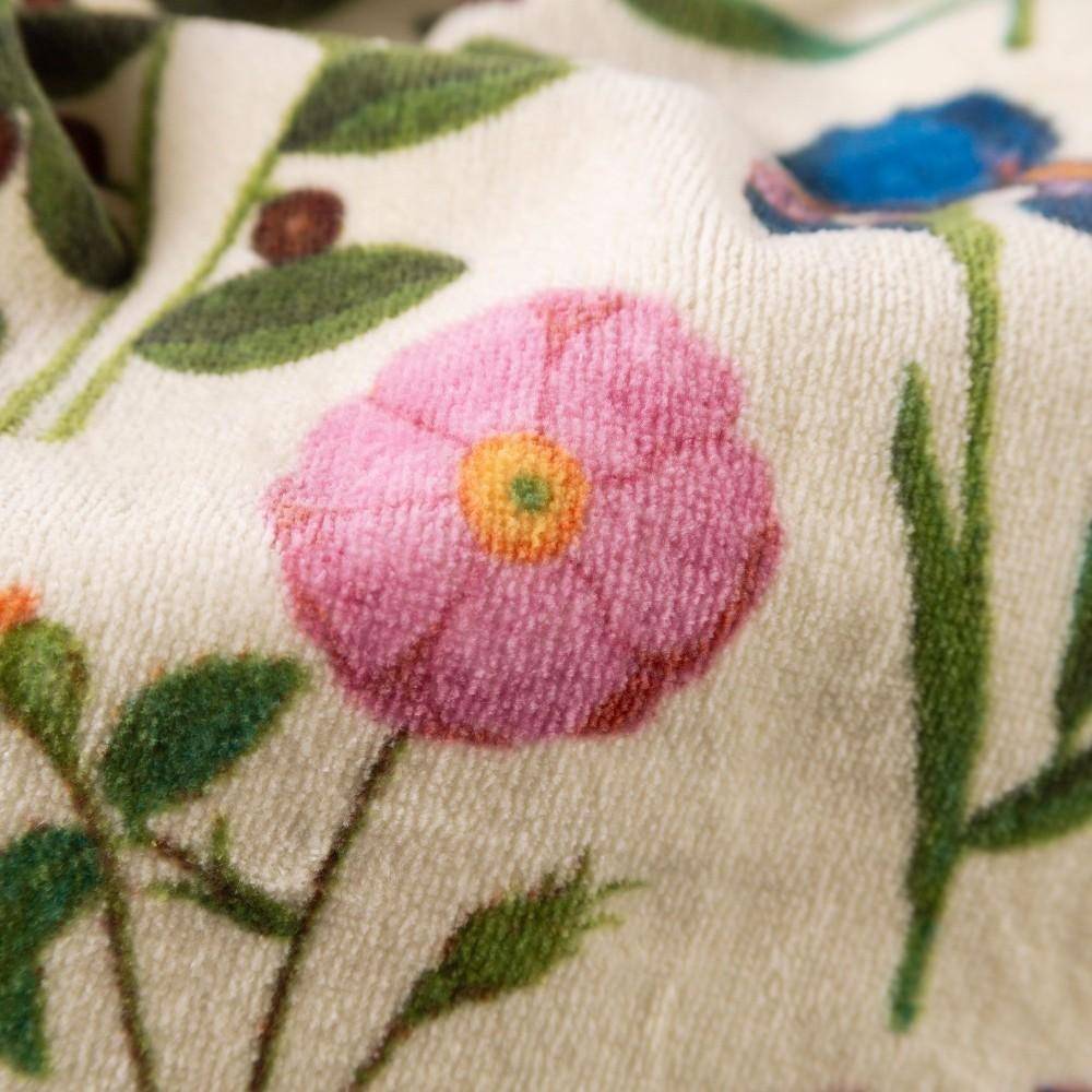 Nahaufnahme ESSENZA Marigold Vanilla mit Blumenmotiv und weicher Struktur