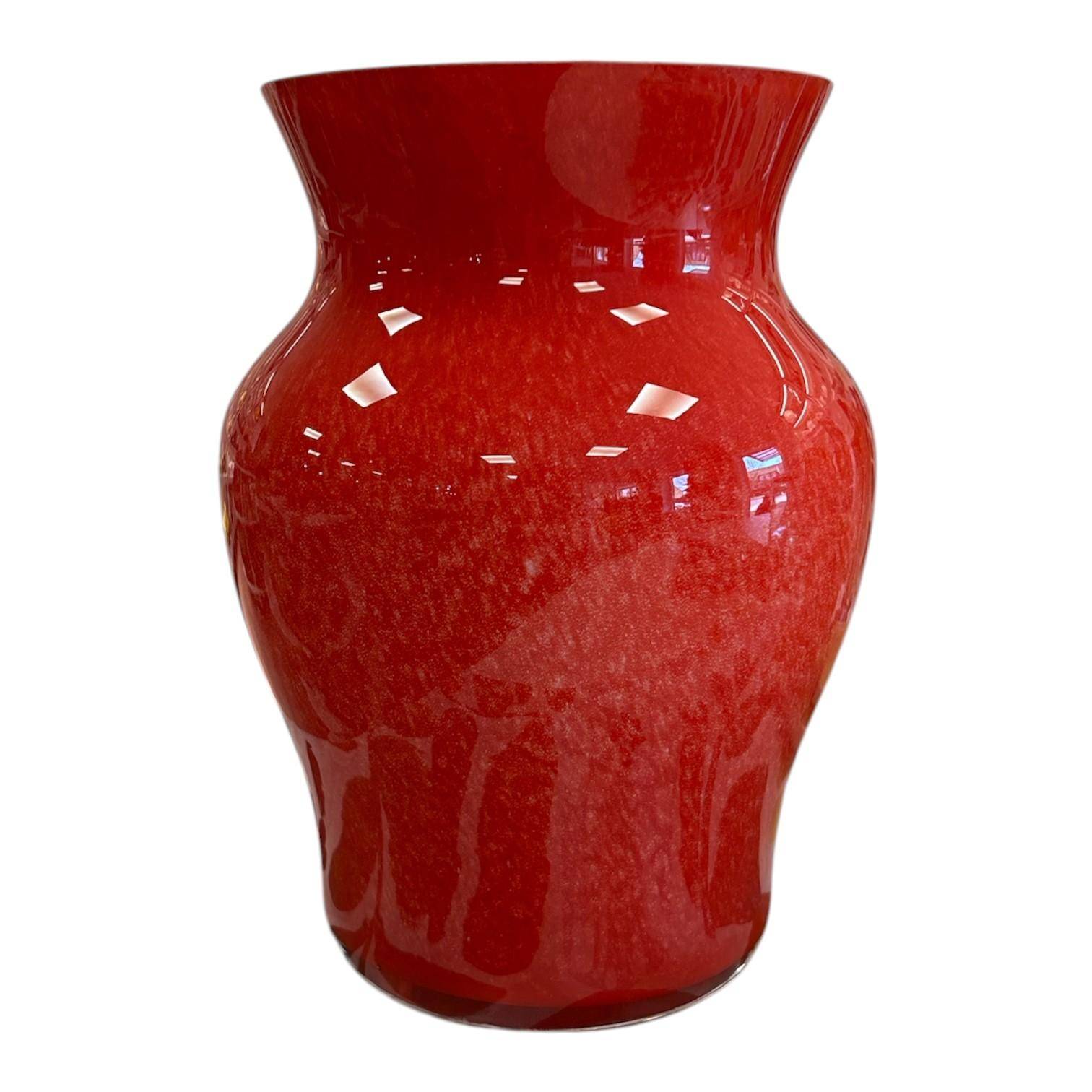 Rote Glasvase freigestellt auf weißem Hintergrund