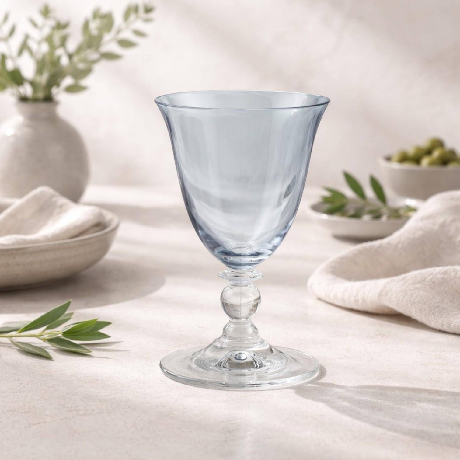 Paul Nagel Clara Weinglas aus Kristallglas auf mediterran gedecktem Tisch mit heller Dekoration