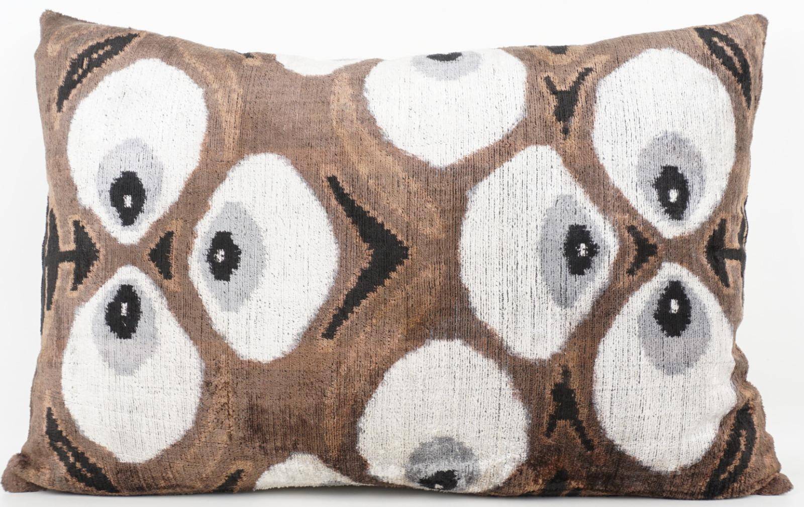 Thanks A LOT Seiden-Kissenhülle 40 x 60 cm mit grafischem Augenmuster in Braun und Creme