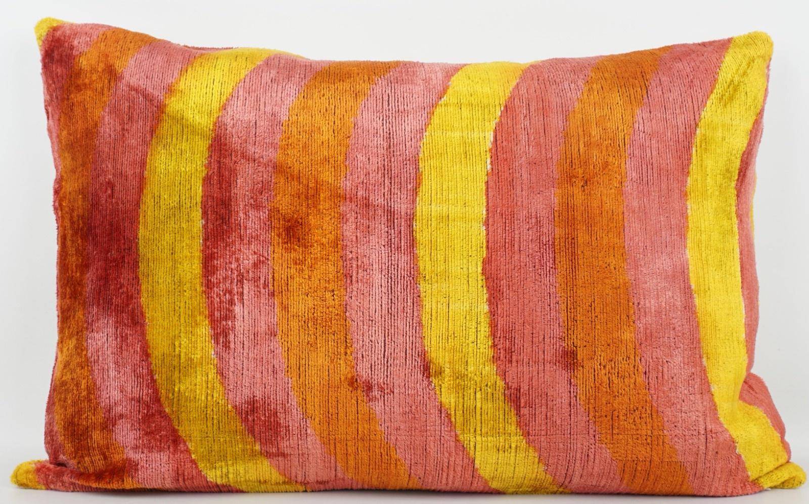 Kissenhülle 40 x 60 cm mit abstraktem Muster in warmen Farben wie Orange, Rosé, Gelb und Creme, Oberseite aus 100 % Seide