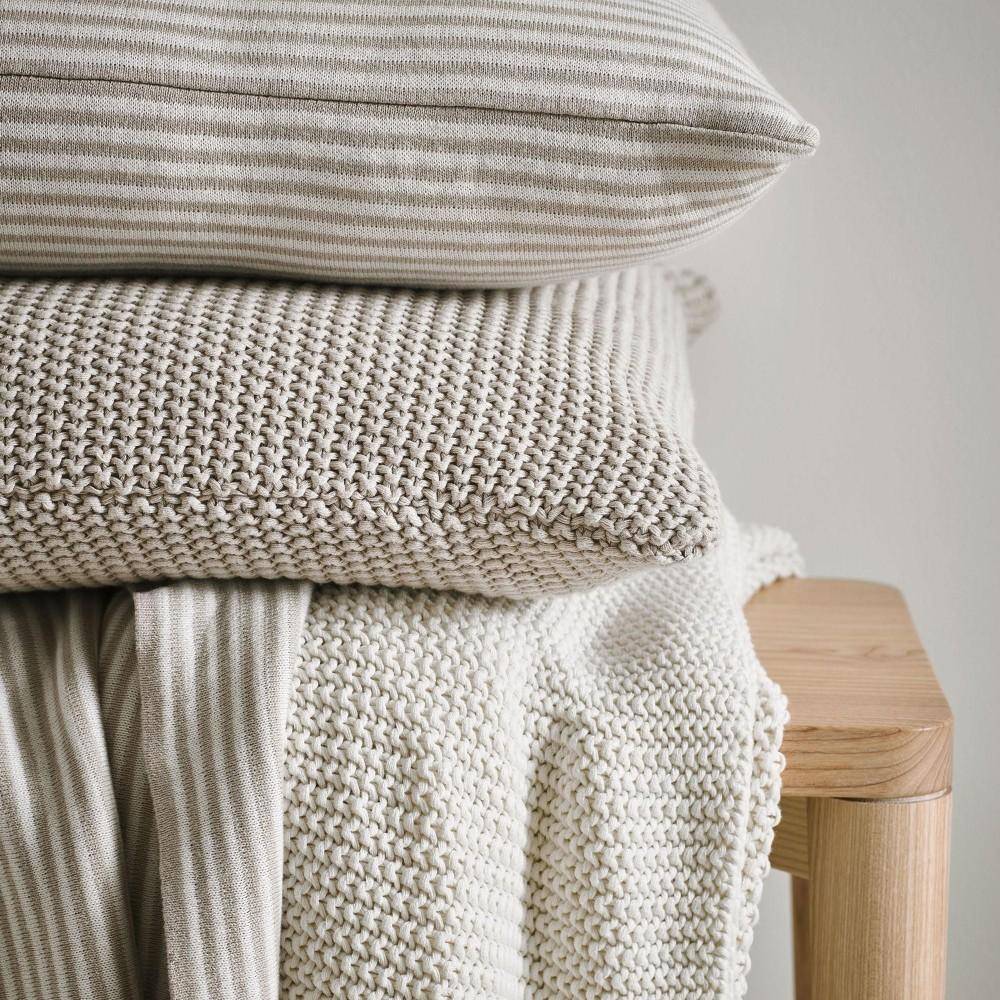 Marc O’Polo Plaid Nordic Knit Off White, Detailansicht Strickstruktur mit Kissen
