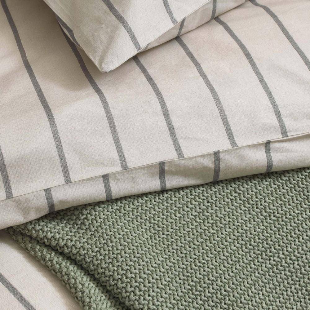 Marc O’Polo Plaid Nordic Knit Garden Green als Strickdecke kombiniert mit gestreifter Bettwäsche