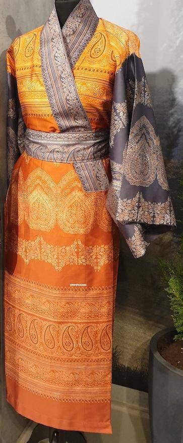 Bassetti Kimono Brunelleschi O1 S/M in warmem Orange mit aufwendigen ornamentalen Mustern und kontrastierenden Ärmeln, elegant gebunden mit Gürtel