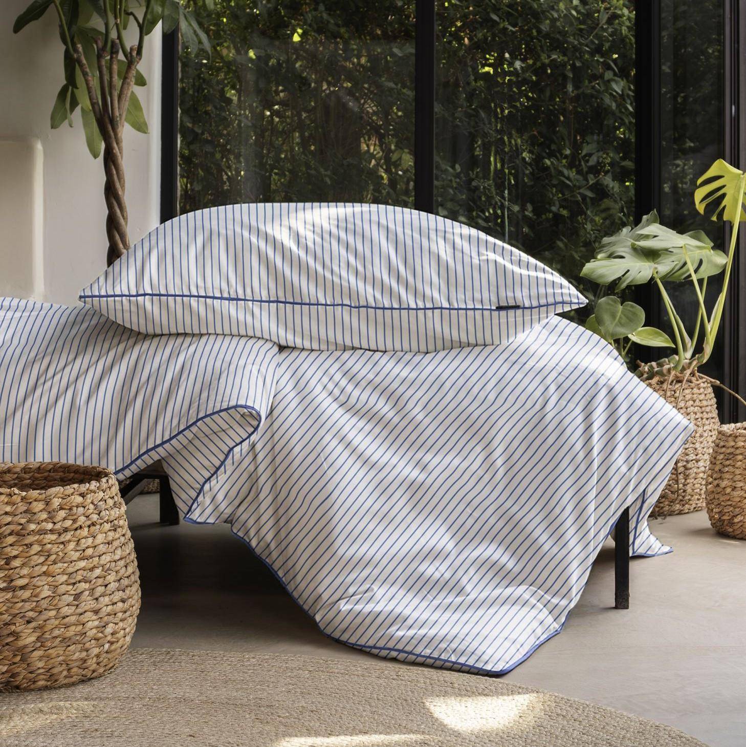 Irisette Bettwäsche Tokio blau gestreift auf weiß im modernen Schlafzimmer