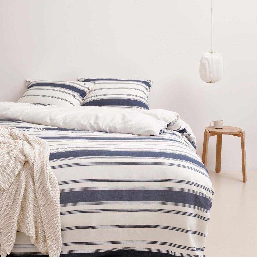 Marc O’Polo Plaid Nordic Knit Off White als Strickdecke auf Bett im Schlafzimmer