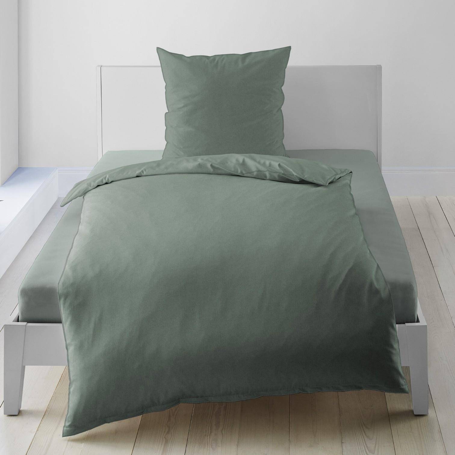 Bierbaum Wohnen Renforcé Bettwäsche in der Farbe Salbei - Detailansicht Stoffstruktur glatt und atmungsaktiv