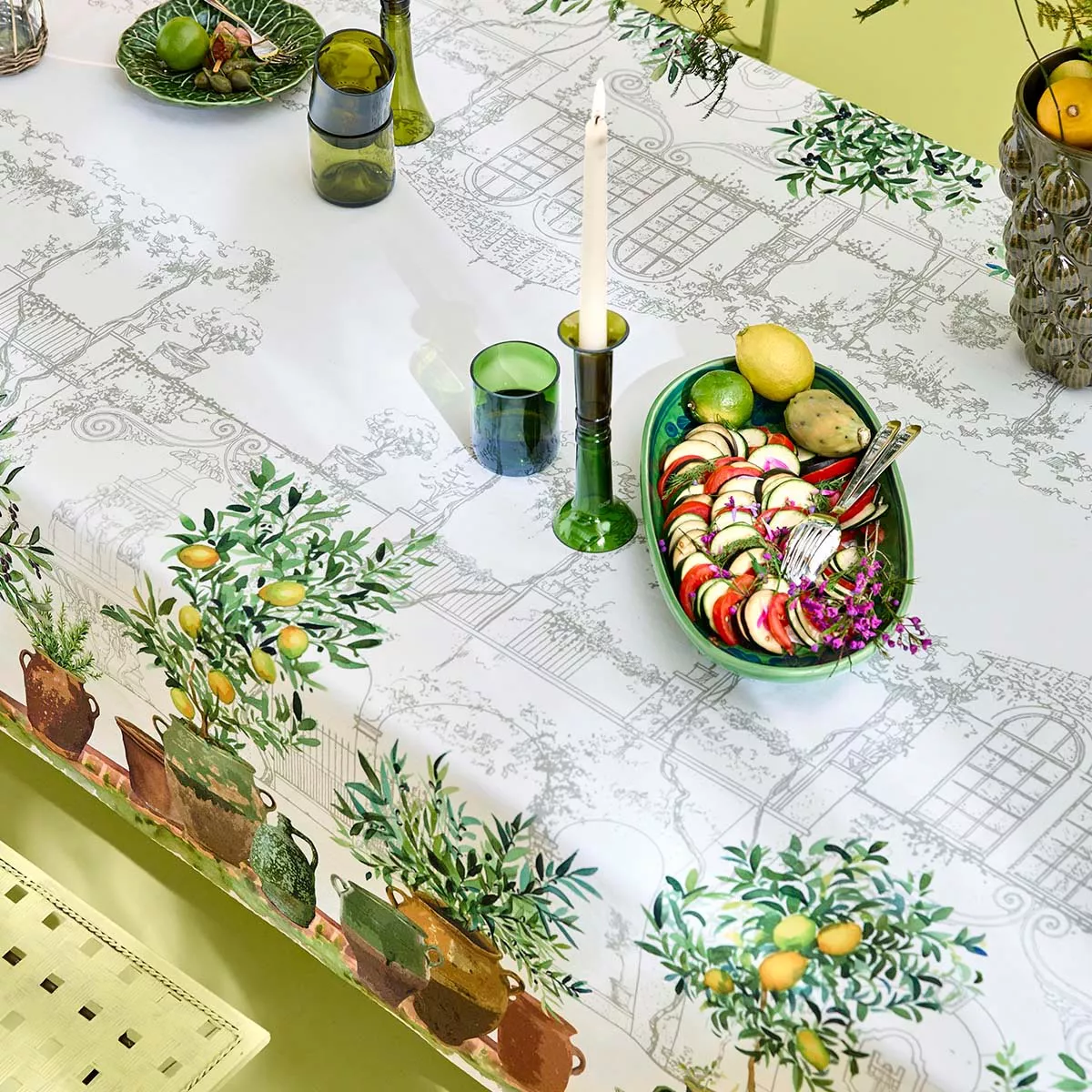 Ausschnitt - Garnier Thiebaut Tischdecke Jardin Provençal Olive mit mediterranem Muster aus Olivenbäumen, Zitronen und Terrakotta-Töpfen