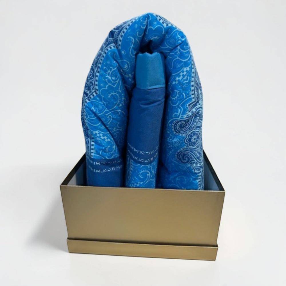 Bassetti Plaid Dolceaqua B1 im eleganten Geschenkkarton mit ornamentalen Paisley-Mustern in frischen Türkis- und Blautönen