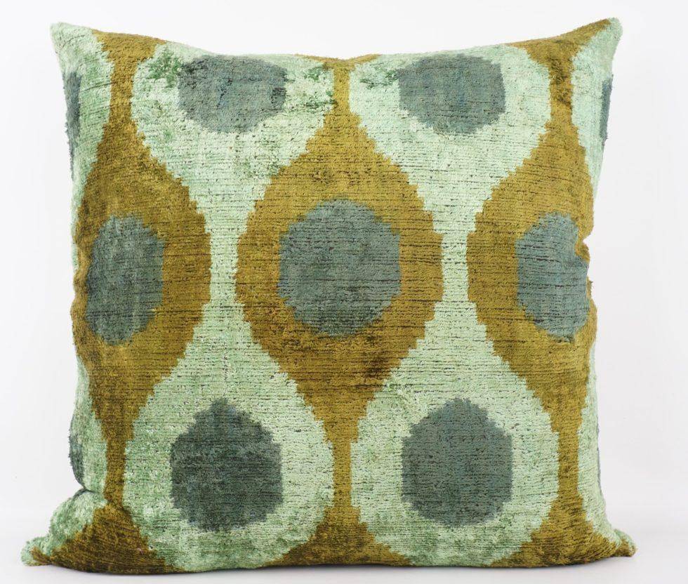 Quadratische Kissenhülle 50 x 50 cm mit grafischem Girlanden-Muster in Salbei, Curry und Mint, Oberseite aus 100 % Seide